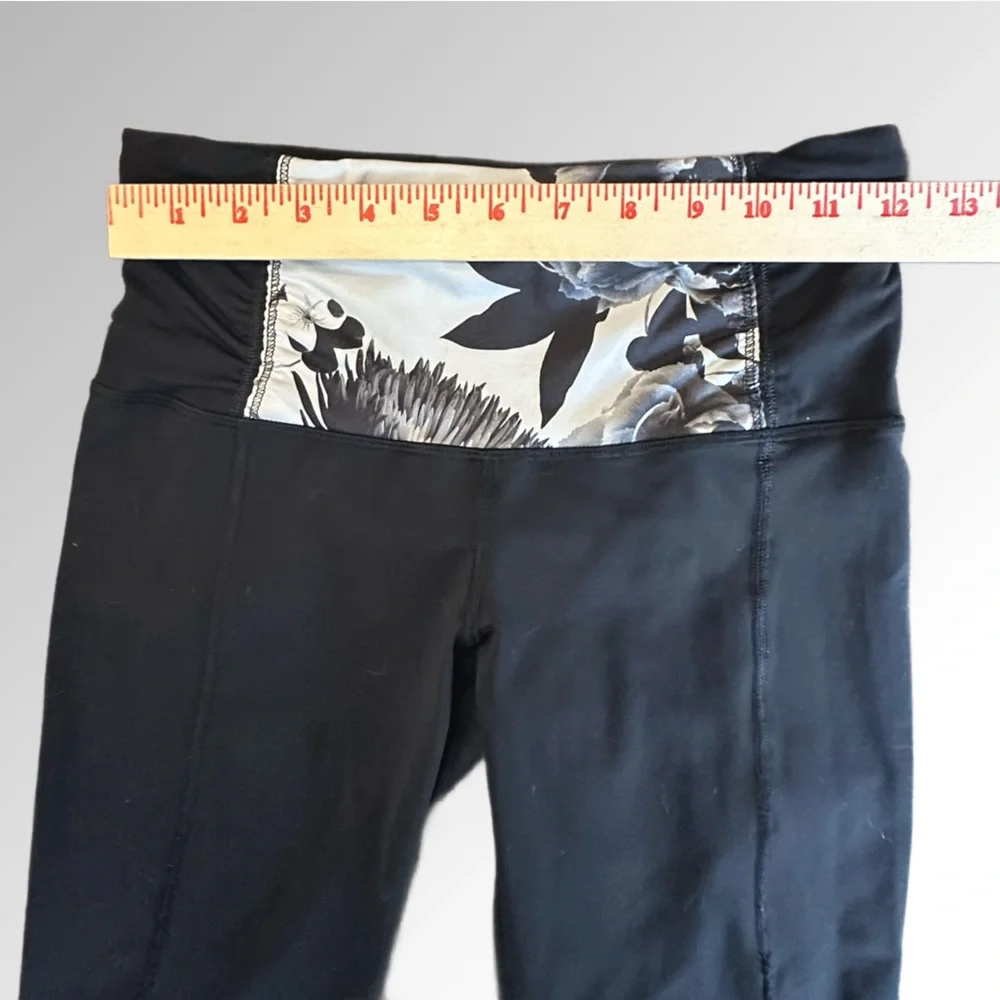 Lululemon Black and White Floral Front Leggings with Ruching Cuff in size‎ 4